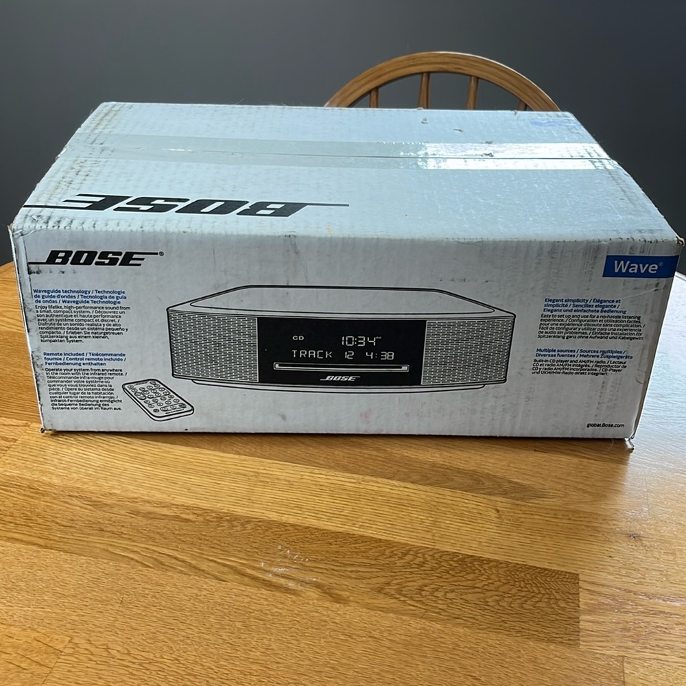 BOSE # 737251-1310 Wave Music IV Shelf Stero System platinum silver w/ Remote